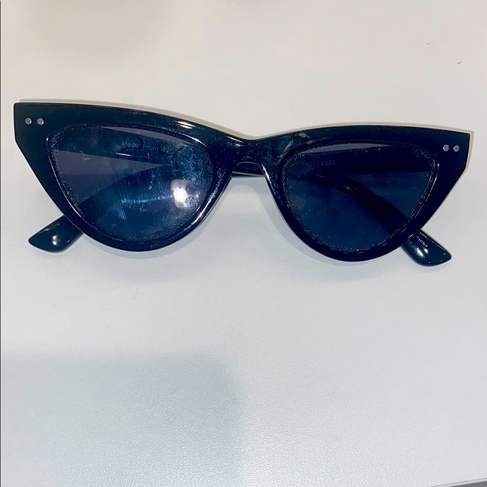 Chic Black Cat-Eye Sunglasses
